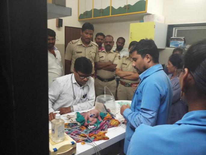 satara. nimbodi,new child, lonand, hospital, | निंबोडीजवळ आढळले नवजात अर्भक satara. nimbodi,new child, lonand, hospital, | निंबोडीजवळ आढळले नवजात अर्भक